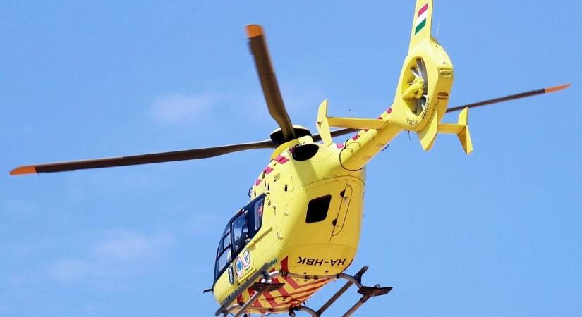 Motoros és utasa csapódott a szalagkorlátnak, mentőhelikoptert is riasztottak a tragédiához – videóval