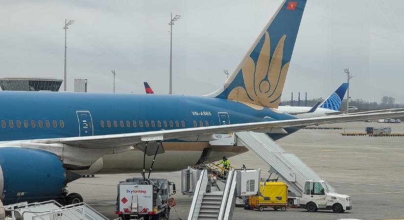 Boeing-Airbus párbajt élvezhettek a hanoi reptér utasai