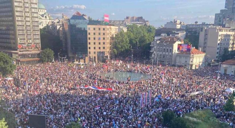 Több tízezren követeltek előre hozott választásokat Belgrádban