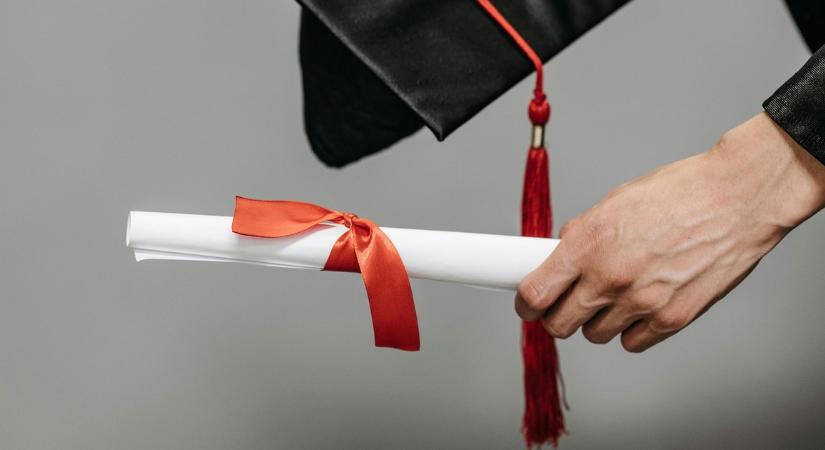 „Az összedőlés szélén álló rendszerben kell majd dolgoznunk” – élesen bírálta a magyar egészségügyet a frissen végzett orvos a diplomaosztón