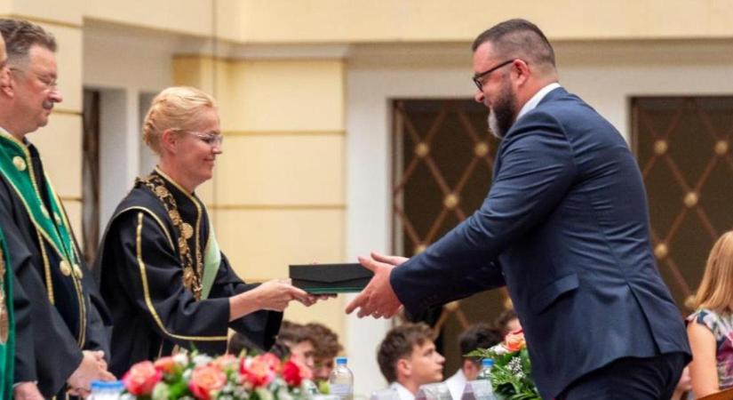 Gyakorlatorientált képzési programja elismeréseként egyetemi kitüntetést kapott a Schaeffler Debrecen
