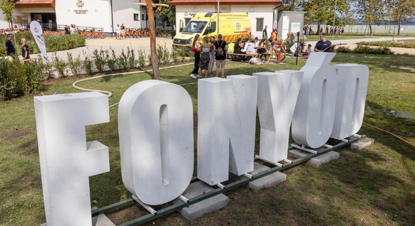Razzia volt egy fonyódi önkormányzati cégnél, több láda iratot foglaltak le a rendőrök