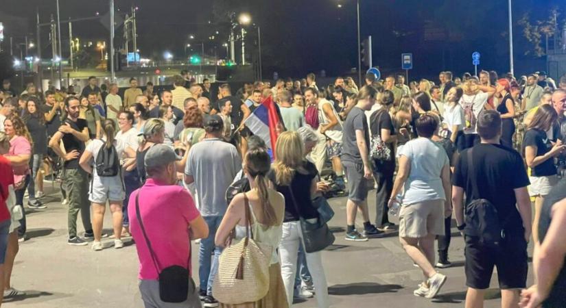 Húsz városban, több mint ötven helyszínen volt blokád vasárnap este