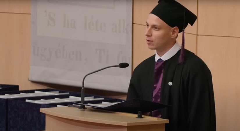 „Összedőlés szélén álló rendszerben kell dolgoznunk” – diplomaosztóján fakadt ki a végzős szegedi orvostanhallgató