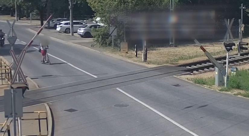 Rolleres sokkoló mutatványát vette fel a kamera egy balatoni vasúti átjáróban - videó