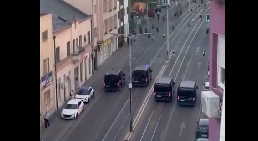 Furgonokkal hajtott a tüntetőknek a rendőrség Belgrádban