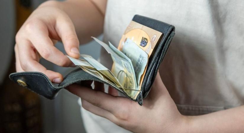 Hamis pénzzel fizetett a menüért, de csak a visszajárót várta meg