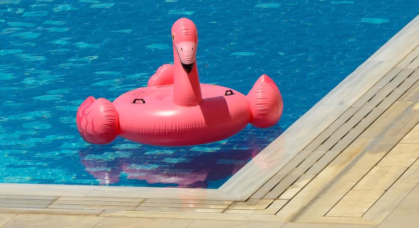Újra kellett éleszteni egy 7 éves kislányt a strandon – szülei észre sem vették, hogy bajba jutott