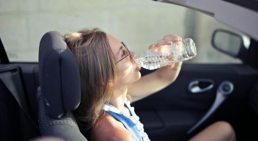 Ismét másodfokú hőségriasztás lépett életbe - mutatjuk, milyen forróság van ilyenkor egy parkoló autóban