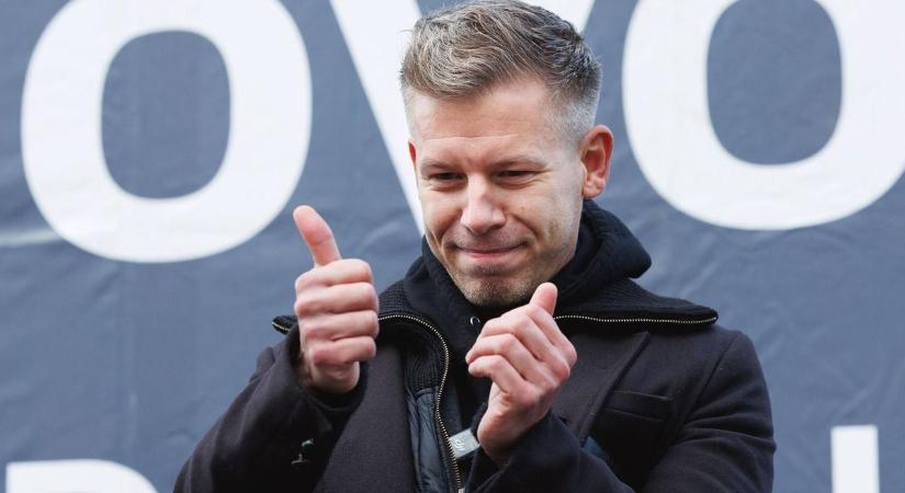 Magyar Péternek nem tetszik a kispad, egy kamukutatással próbálta visszaszerezni a figyelmet