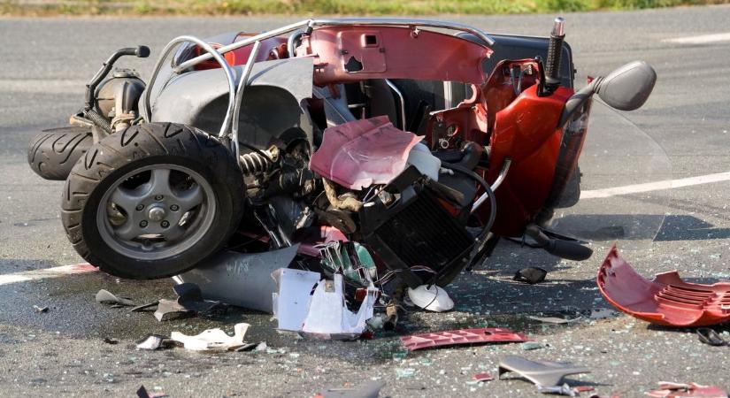 Tragédia az M44-esen: akkora volt az ütközés, hogy szétnyílt a motoros bukósisakja – videóval
