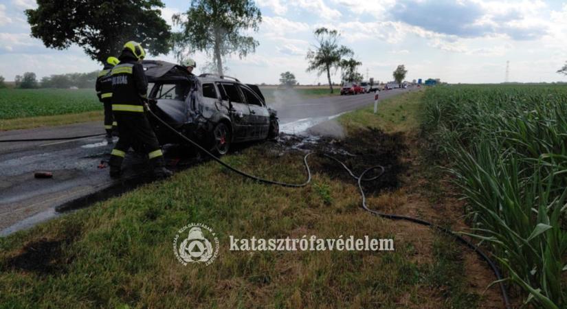 A felismerhetetlenségig kiégett egy autó a 86-os főút egy vasi szakaszán - fotók