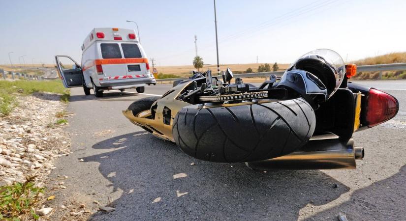 Félelmetes baleset Baranyában: autó ütközött két motorral, egy ember súlyosan megsérült