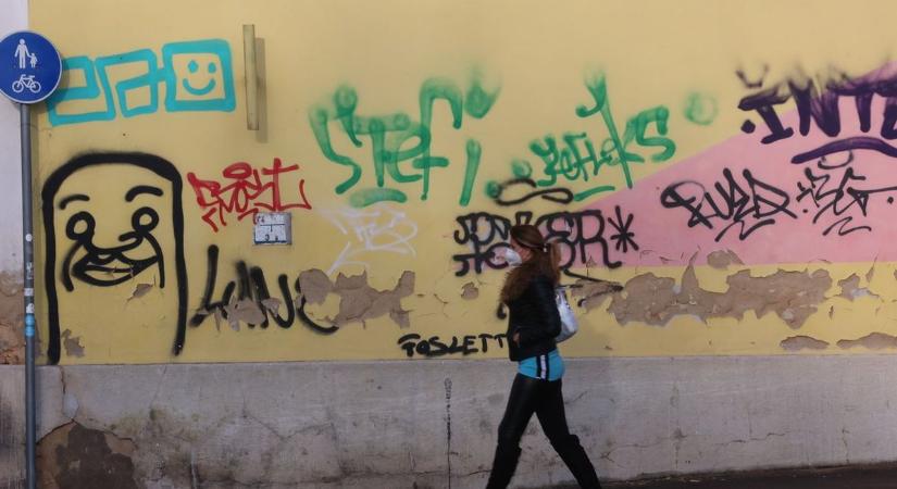 Ma indul a pécsi graffiti-mentesítő járat