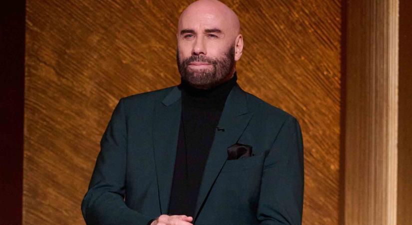 John Travolta 71 évesen vadiúj külsővel hódít: szőkére festette a haját és ismét az ikonikus Danny Zuko bőrébe bújt - fotó, videó