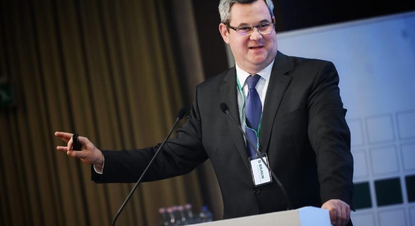 Az „összedőlés szélén álló rendszerről” mondott beszédet egy frissdiplomás orvos, Takács Péter reagált rá