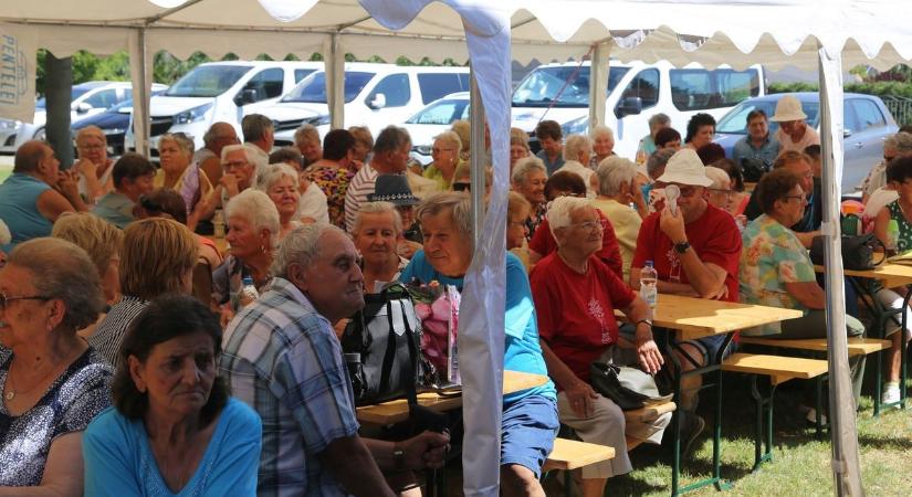 Nem csak nosztalgia: összekovácsolta a megye nyugdíjasait Nagyvenyim (képgalériával)