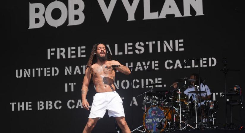Olyat mondott a Glastonbury fesztivál punkénekese, hogy még a rendőrség is nyomozásba kezdett