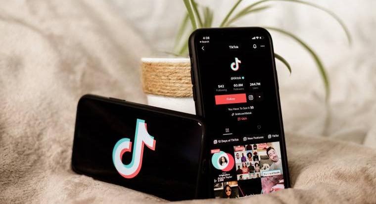 Közleményfalat nyit a TikTok, jön a márkák és influenszerek új eszköze