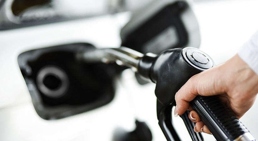 Örülhetnek az autósok, lejjebb faragják az üzemanyagárakat