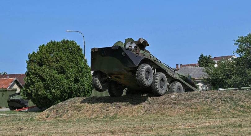 Mégis adott el Magyarország harcjárműveket Szerbiának