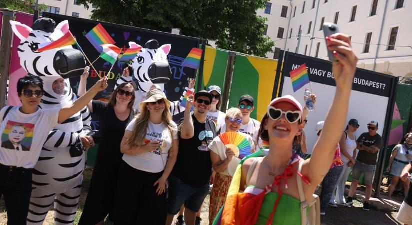 Ez a Pride: nőnek öltözött férfi táncol, majd elhajítja a kokárdát (VIDEÓ)