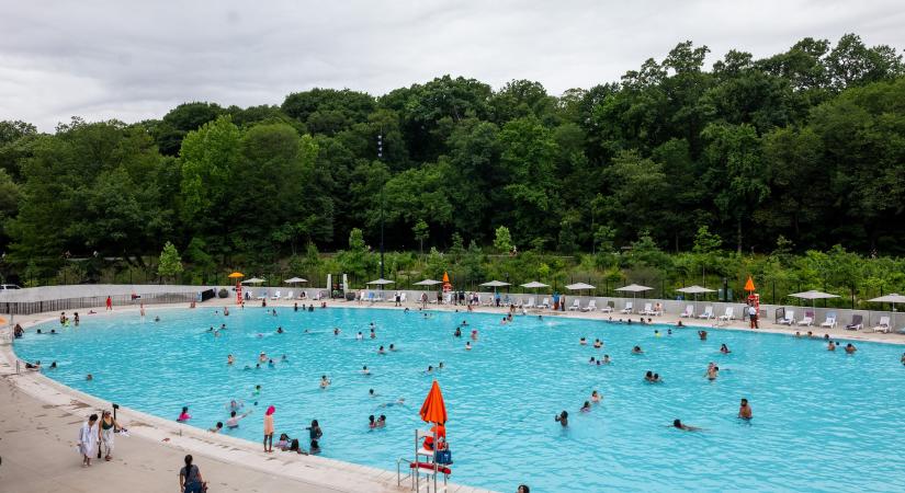 Egyszerűen imádják az emberek az ingyenes csobbanást a Central Parkban