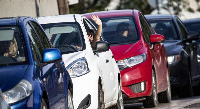 Változott a törvény: a sofőrt, vagy az üzembentartót bírságolják, ha valaki nincs bekötve egy autóban