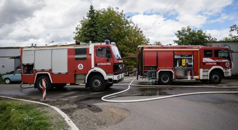 A legrosszabb helyen gyulladt ki egy autó Egerben, fotón mutatjuk, mennyi maradt belőle