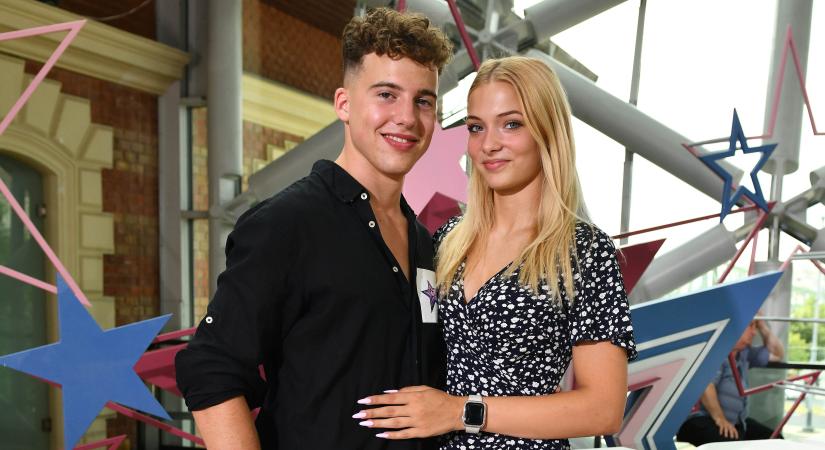 Szerelmes pillanatok a családi nyaraláson - így csókolja gyönyörű kedvesét Schobert Norbika