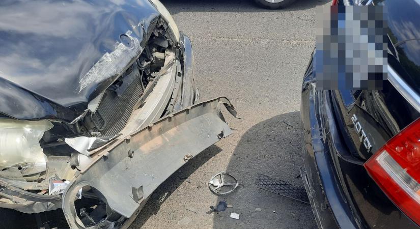 Láncreakció a 4-es főúton: nagy anyagi kár egy hármas karambolban (fotókkal)