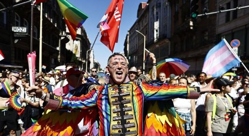 Ismét nemzeti szimbólumot gyaláztak a Pride-on: földre dobta a kokárdát, majd szivárványzászlóval ünnepelt