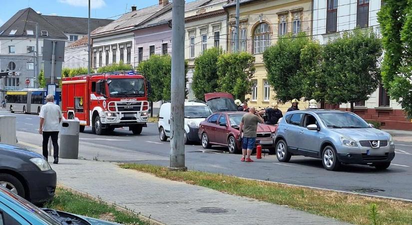 Baleset Debrecenben: három autó ütközött össze – fotóval!