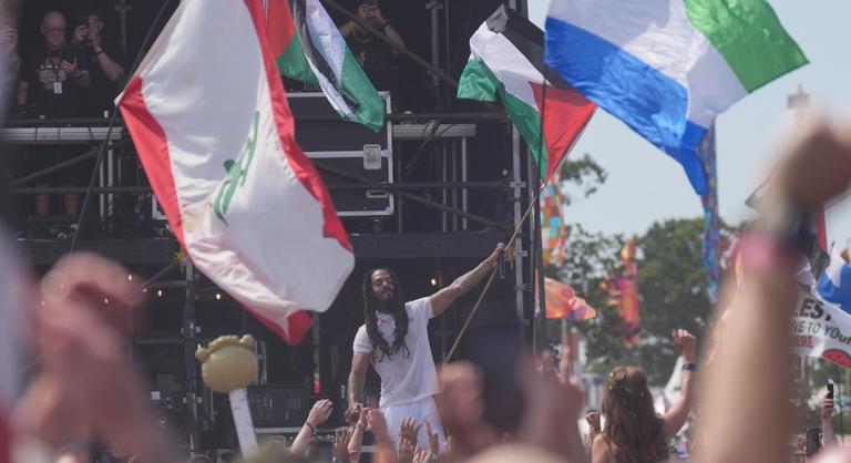 Vizsgálat indult a BBC ellen, amiért élőben közvetítették a Glastonbury fesztiválon színpadán elhangzó gyűlöletcunamit