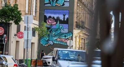 Neves lengyel street art alkotó falfestménye került az Akácfa utca egyik tűzfalára