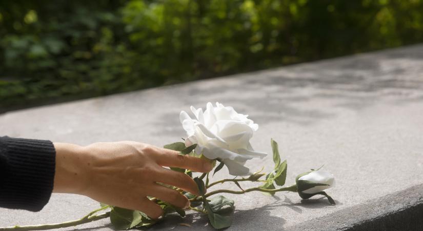 Temetés 2025: ezek a legnagyobb kiadások, a koszorútól a sírhelyig