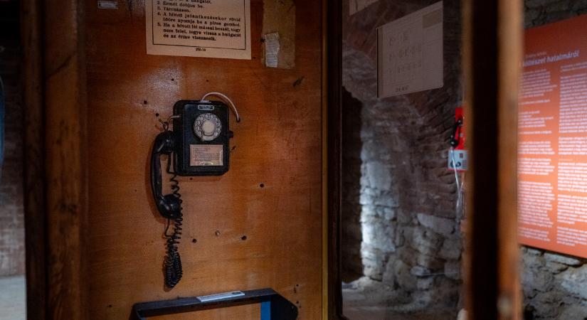 Különös kiállítás a Kiscelliben: Horthy Miklós telefonjától Kádár János telefonjáig