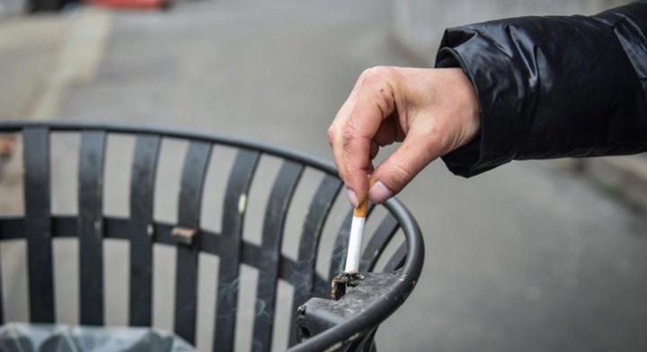 Franciaországban betiltották a dohányzást a strandokon és a parkokban