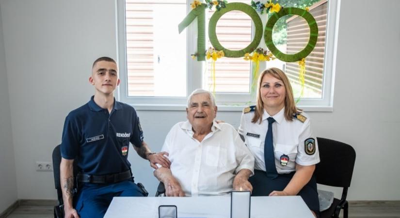 Ez tündéri: 100 éves rendőrt köszöntöttek Tolnában – a legfiatalabb kolléga is ott volt (videóval)