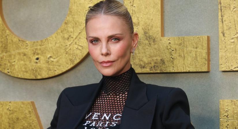Charlize Theront nem hívták meg Jeff Bezosék esküvőjére: „De ez rendben van, mert ők bénák”