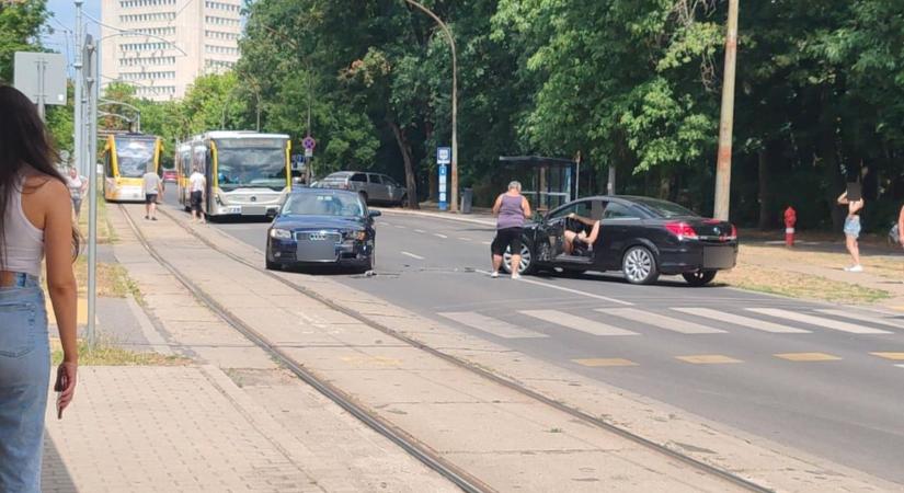 Forgalmas debreceni szakaszon ütközött két autó! - fotókkal!