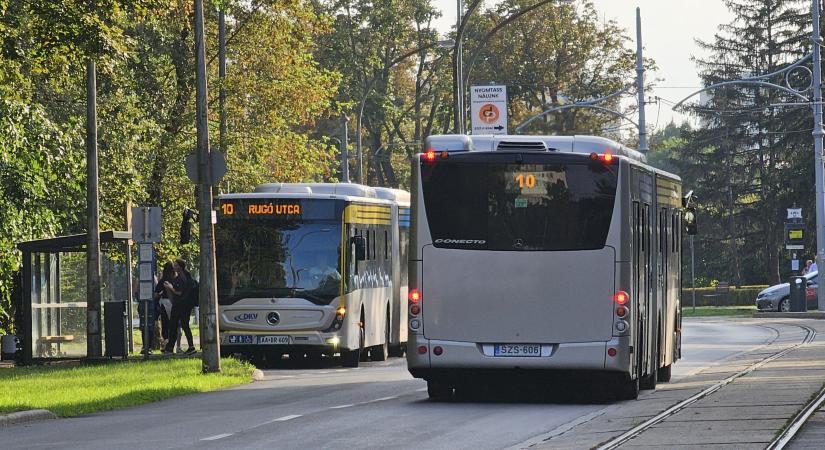Baleset Debrecenben: terelőútvonalon több buszjárat