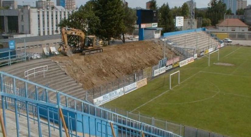Elkezdődött a ZTE-stadion felújítása 2002-ben (galéria)