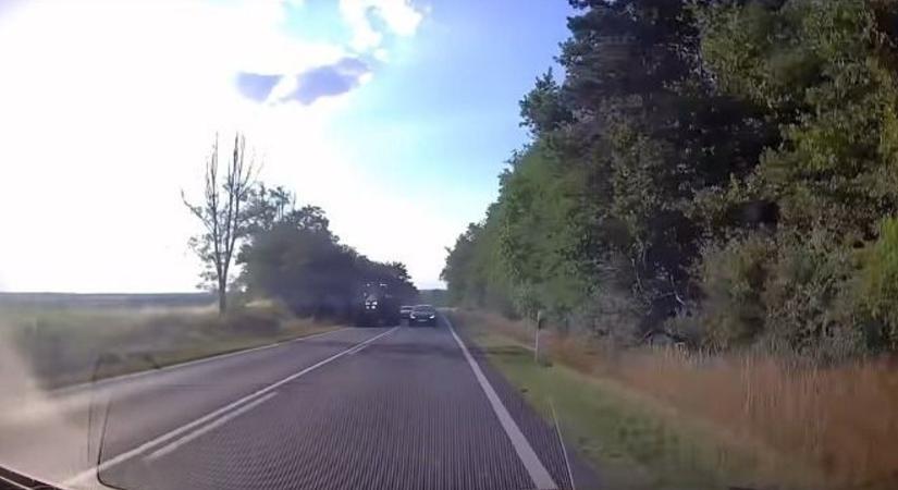 Majdnem tragédia lett a horrorelőzésből a 84-es főúton - videó