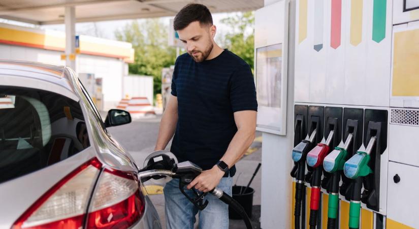 Autósok figyelem! Itt az újabb jó hír, az üzemanyagárak további csökkenése várható
