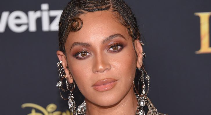 Le kellett állítani Beyoncé koncertjét, több méter magasban hibásodott meg egyik látványeleme, rajta az énekesnővel