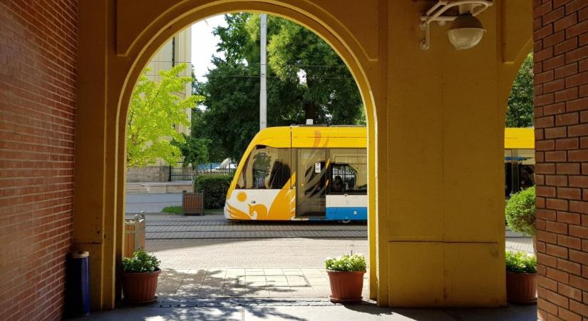 Jó hír a villamossal utazóknak! Elkészült a felújítás a Kálvin téren