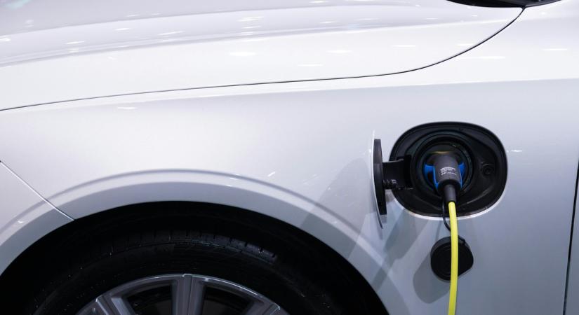 Svájcban eltitkoltak egy dolgot az elektromos autókról - egy tanulmány támasztja alá, hogy érdemes-e leváltani a belső égésű motorokat