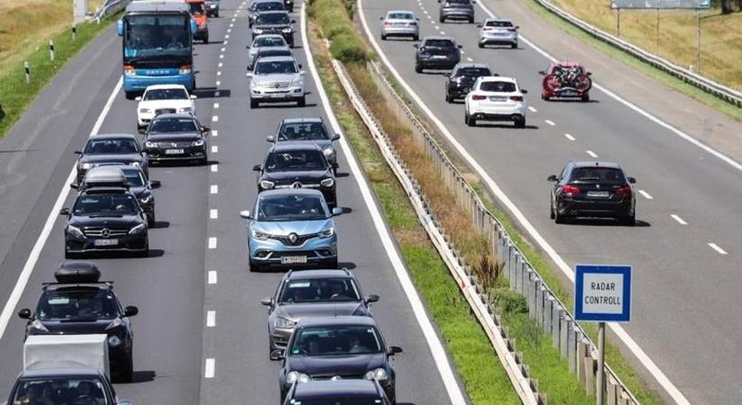 Videón, ahogy átszakította a szalagkorlátot és az árokba borult egy kamion az M1-es autópályán