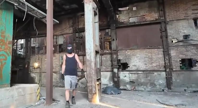Bemászott a rég bezárt diósgyőri vasgyárba a fiatal urbexes, egy símaszkos férfi kergette meg viperával – videó